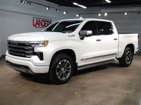 Used 2025 Chevrolet Silverado 1500 High Country w/ Technology Package AWD/4WD image 3