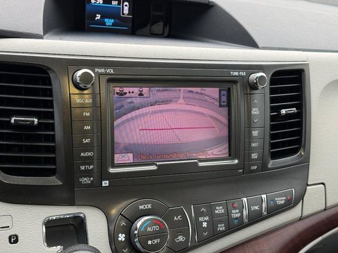 Used 2014 Toyota Sienna Limited image 23