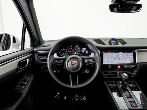 Certified 2026 Porsche Macan AWD/4WD image 6