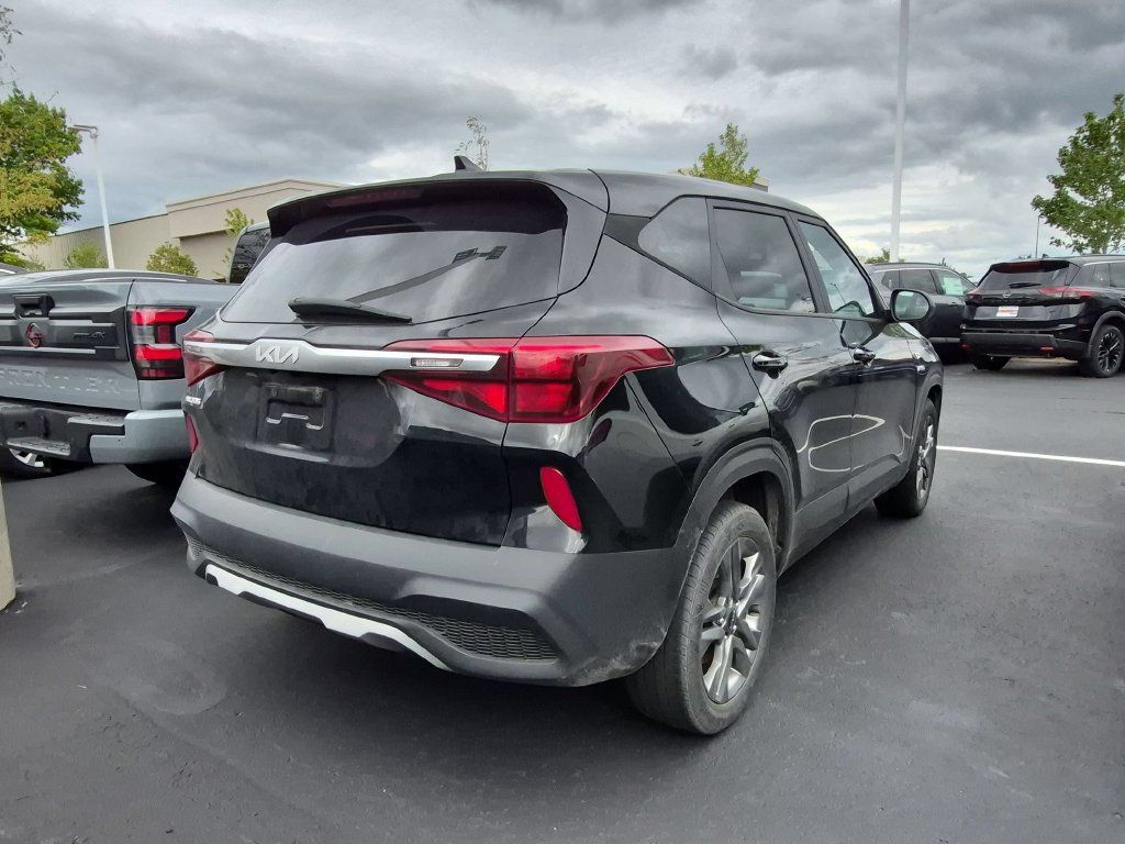 Used 2023 Kia Seltos LX AWD/4WD image 2