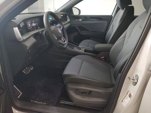 New 2026 Volkswagen Tiguan SE R-Line image 8