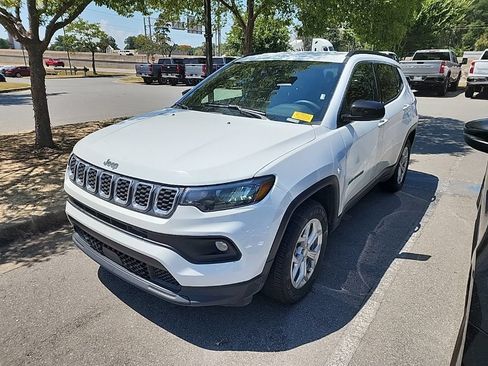 Used 2024 Jeep Compass Latitude AWD/4WD image 2