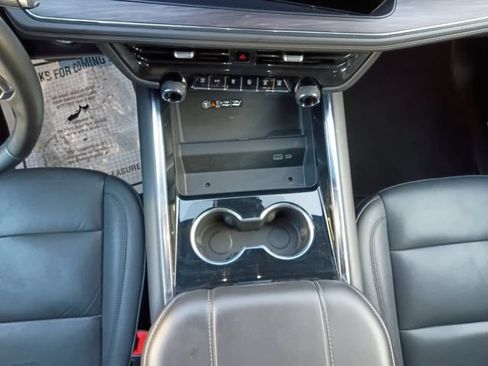 Used 2025 Chevrolet Suburban LT RWD image 3