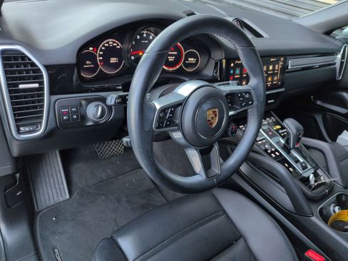 Certified 2022 Porsche Cayenne Platinum Edition image 4