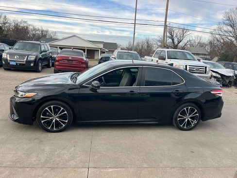 Used 2020 Toyota Camry SE image 4