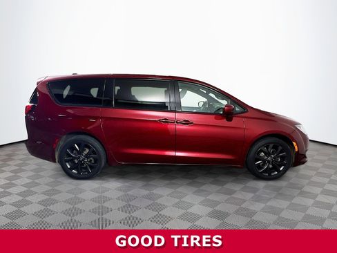 Used 2020 Chrysler Pacifica Touring w/ S Appearance Package FWD image 32