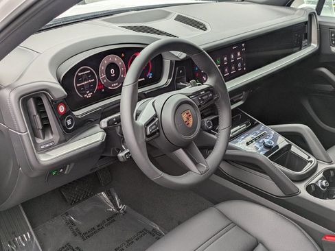 Certified 2025 Porsche Cayenne image 4