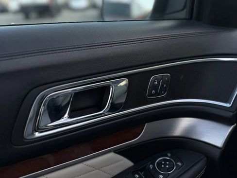 Used 2018 Ford Explorer Platinum image 27