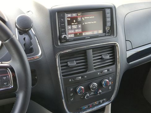 Used 2017 Dodge Grand Caravan SXT image 34