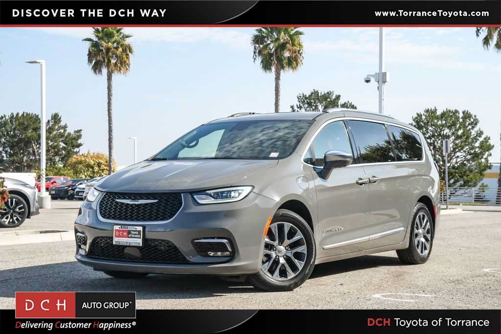Used 2022 Chrysler Pacifica Pinnacle FWD image 1