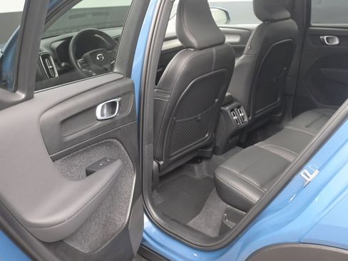 Used 2025 Volvo XC40 B5 Plus image 13