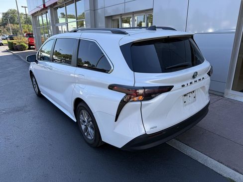 Used 2023 Toyota Sienna XLE w/ XLE Plus Package AWD/4WD image 3