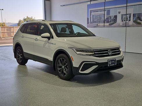 Used 2024 Volkswagen Tiguan SE w/ Panoramic Sunroof Package AWD/4WD image 2