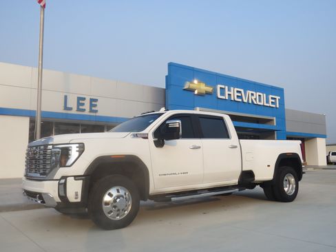 Used 2024 GMC Sierra 3500 Denali w/ Denali Reserve Package AWD/4WD image 1
