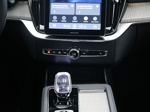 Certified 2025 Volvo XC90 T8 Ultra AWD/4WD image 30