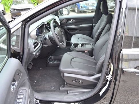 New 2027 Chrysler Pacifica Select AWD/4WD image 13