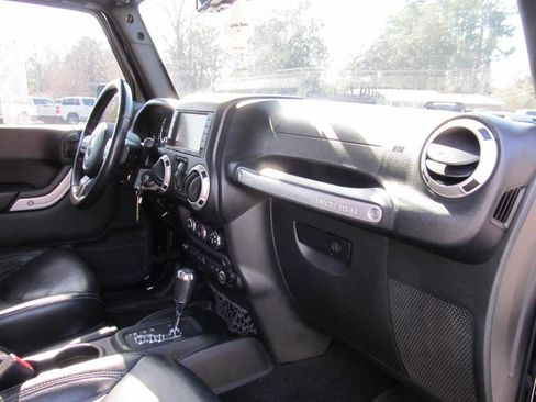 Used 2016 Jeep Wrangler Unlimited Rubicon w/ Connectivity Group image 47