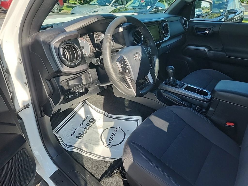 Used 2018 Toyota Tacoma TRD Off-Road AWD/4WD image 13