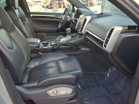 Used 2017 Porsche Cayenne Platinum Edition AWD/4WD image 39