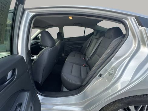 Used 2024 Nissan Altima 2.5 SV FWD image 23