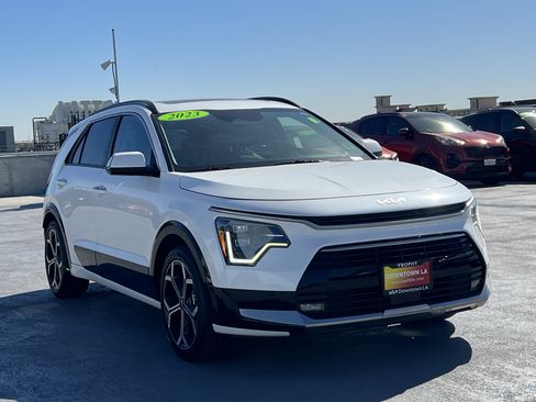 Certified 2023 Kia Niro SX Touring image 10
