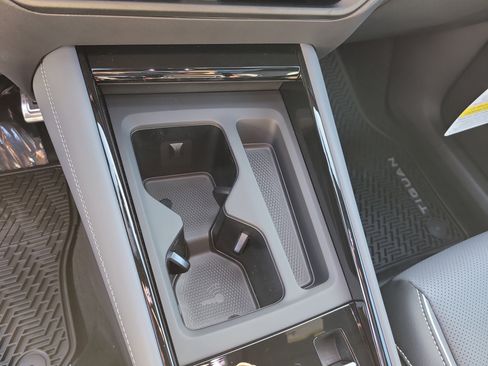 New 2026 Volkswagen Tiguan SEL R-Line AWD/4WD image 23
