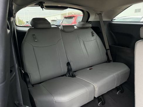 Used 2025 Toyota Sienna XLE FWD image 33