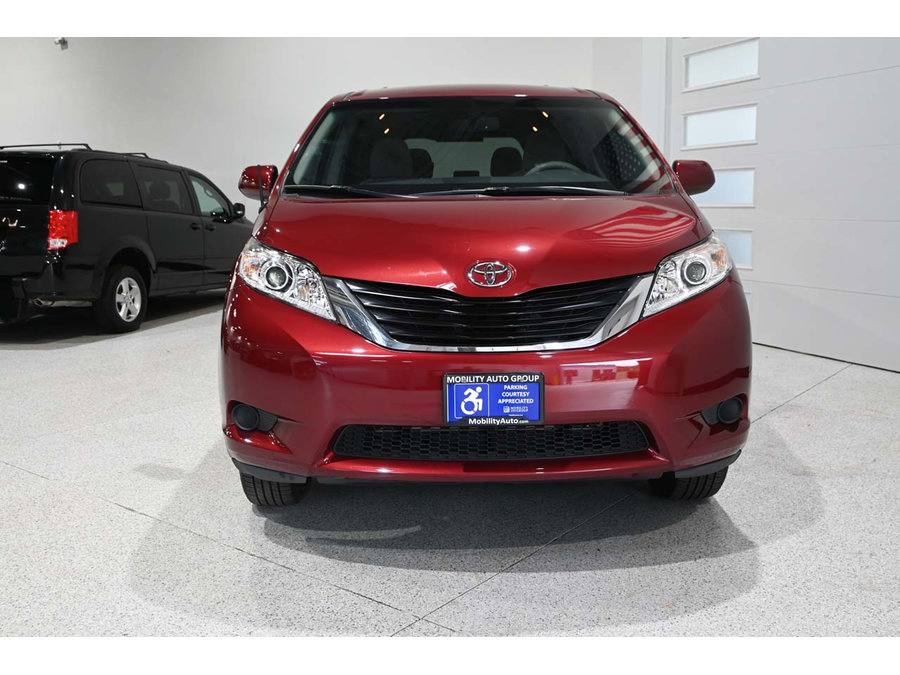 Used 2013 Toyota Sienna LE FWD image 4