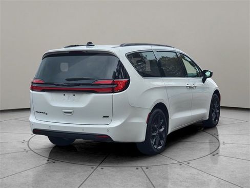 Certified 2024 Chrysler Pacifica Touring-L w/ S Appearance Package image 12