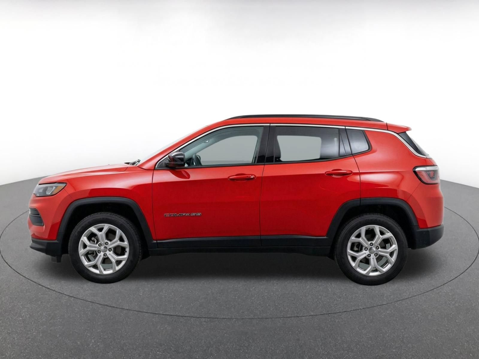 Used 2025 Jeep Compass Latitude AWD/4WD image 4