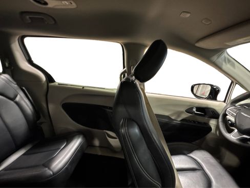 Used 2024 Chrysler Pacifica Touring-L FWD image 43