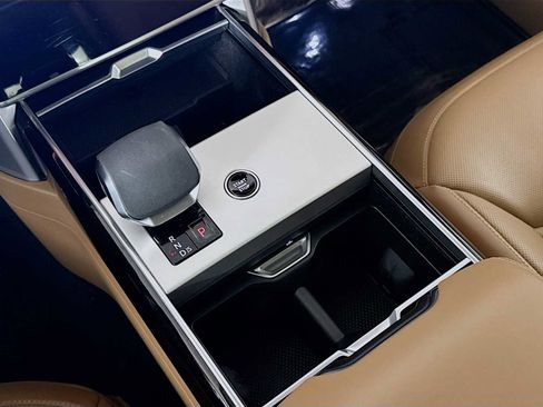 Used 2025 Land Rover Range Rover SE image 18