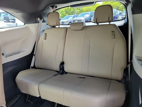 Used 2021 Toyota Sienna XLE FWD image 16