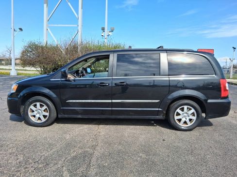 Used 2011 Chrysler Town & Country Touring FWD image 5