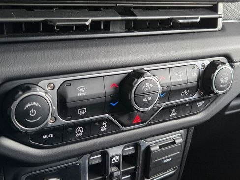 Used 2025 Jeep Wrangler Unlimited Rubicon image 12