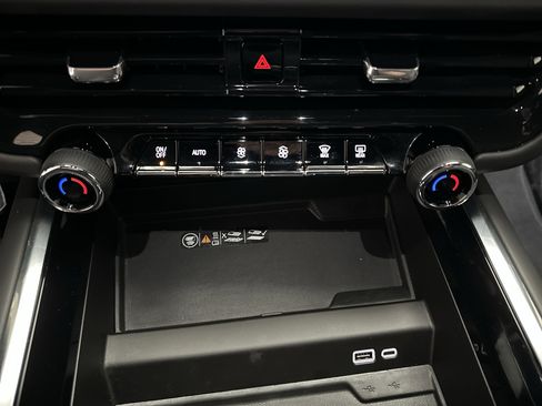 Used 2025 Chevrolet Tahoe LT image 40