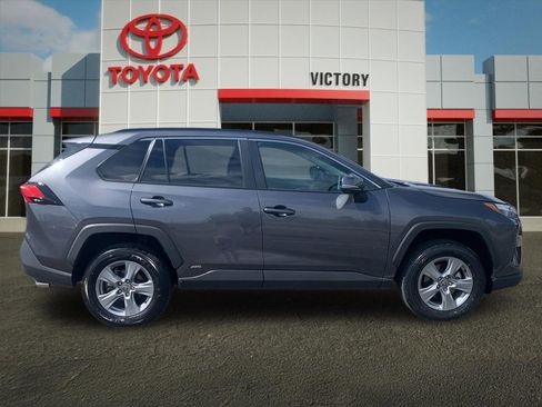 Used 2025 Toyota RAV4 XLE AWD/4WD image 2