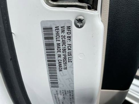 Used 2023 Chrysler Pacifica Touring-L image 27