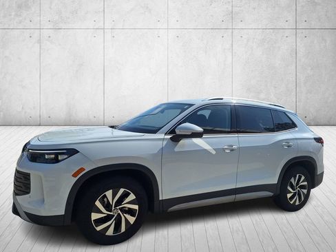 Used 2025 Volkswagen Tiguan S image 1