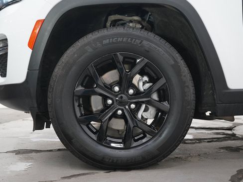 Used 2024 Jeep Grand Cherokee Limited AWD/4WD image 32
