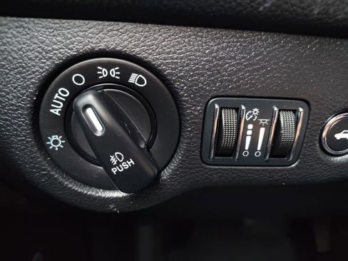 Used 2016 Dodge Challenger SXT w/ Blacktop Package image 8