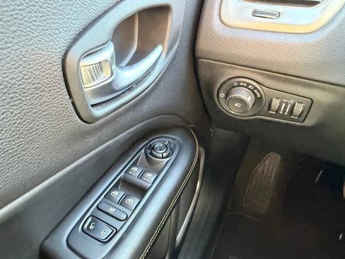 Used 2018 Jeep Compass Latitude w/ Popular Equipment Group FWD image 25
