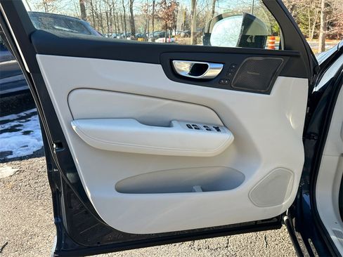 New 2026 Volvo XC60 B5 Ultra w/ Protection Package Premier image 9