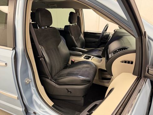 Used 2016 Chrysler Town & Country Limited image 11