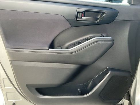 Used 2024 Toyota Highlander LE image 13