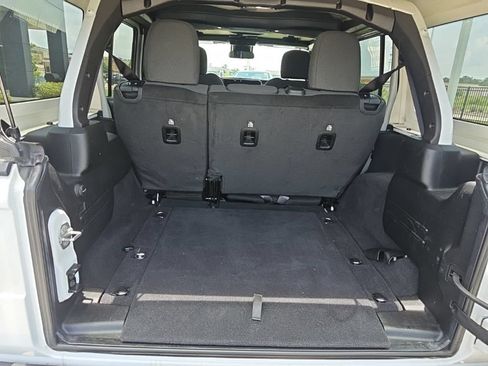 Used 2025 Jeep Wrangler Unlimited Rubicon AWD/4WD image 17