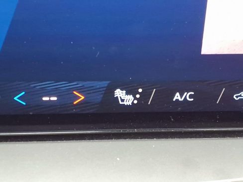 Used 2025 Chevrolet Traverse LT image 14