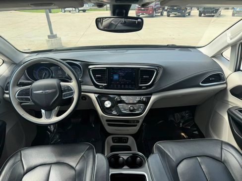 Used 2018 Chrysler Pacifica Limited FWD image 17