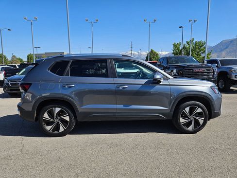 Used 2025 Volkswagen Taos SE AWD/4WD image 2
