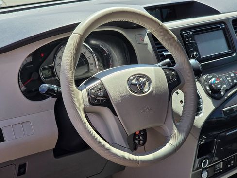 Used 2014 Toyota Sienna SE w/ SE Premium Package w/Entune FWD image 24